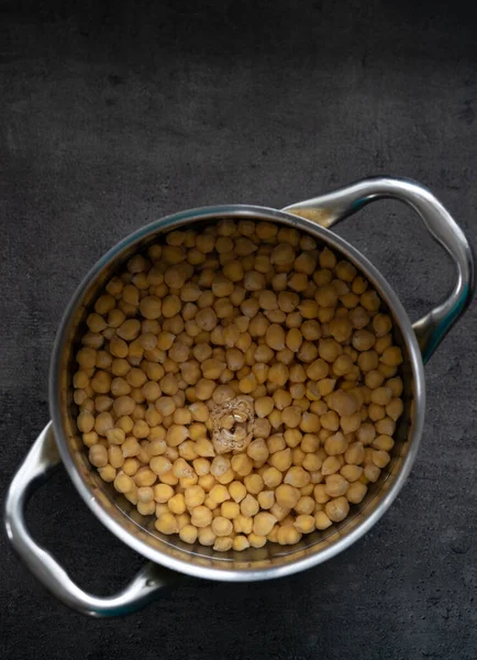 Suyun içindeki fasulye karanlık yüzeyde tencereye dönüşür. Üst görünüm. 