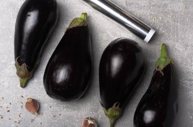 Taze çiğ patlıcan, folyo, sarımsak. Yemek tarifi. Üst görünüm.