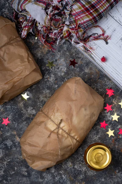 Geleneksel Avrupa Noel pastası paketlenmiş, ev yapımı. Koyu arkaplan.