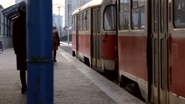 КИЕВ. УКРАИНА - Трамвай на улице. Люди выходят на улицу. Украина — стоковое видео