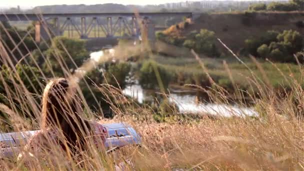 Gelukkig jonge vrouw spelen van de piano op het veld — Stockvideo