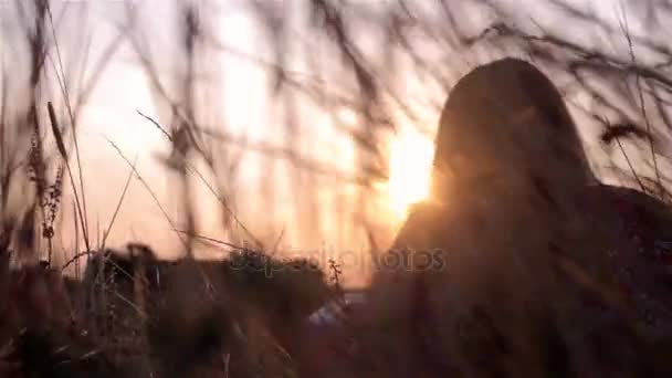 Gelukkig jonge vrouw spelen van de piano op het veld — Stockvideo