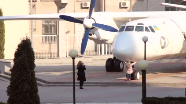 КИЕВ. Украина - 20.04.2016 Мать и дочь фотографируют самолет — стоковое видео
