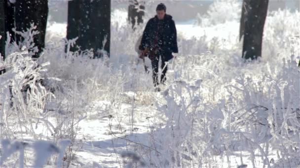 Хлопчик з гітарою йде один через парк — стокове відео