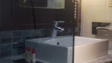 Modern banyo ve lavabo iç görünümü