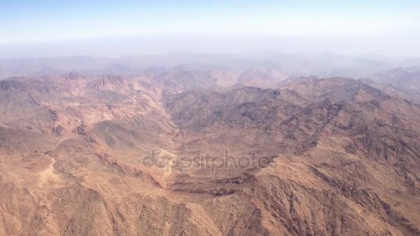 Летающие над пустынными горами — стоковое видео
