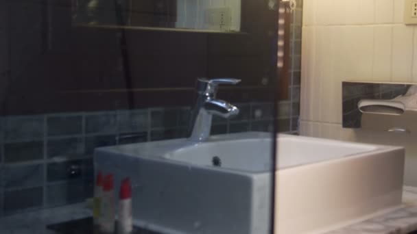 Vista interna di un bagno moderno e lavabo — Video Stock