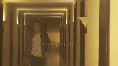 Genç adam otel çantada çekerek