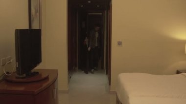 Bagaj ile genç adam kontrol otel odasında
