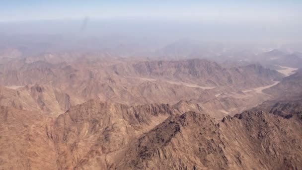 Летающие над пустынными горами — стоковое видео