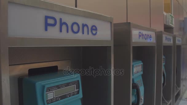 Telefono pubblico alla stazione ferroviaria — Video Stock