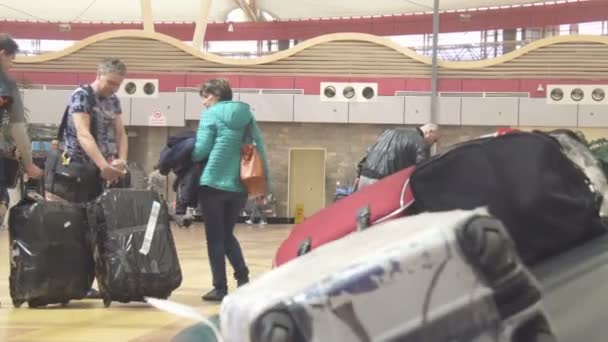 SHARM EL SHEIKH, EGYPTE - 3 MARS : Passagers prenant leurs bagages — Video