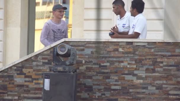 SHARM EL SHEIKH, EGYPT - MARCH 3: Hotel crew talking with resting man — Stock Video