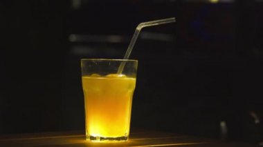 Buz kokteyl portre. ROM alkol ve mango suyu.