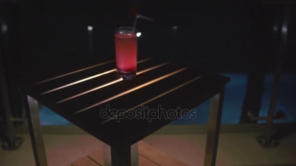 Closeup coquetel de gelo. Álcool de rum . — Vídeo de Stock