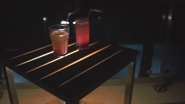 Primo piano con la coda di ghiaccio. Alcol di rum . — Video Stock