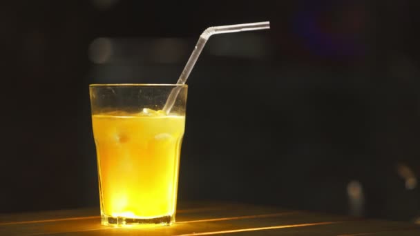 Closeup coquetel de gelo. Álcool de rum e suco de manga . — Vídeo de Stock