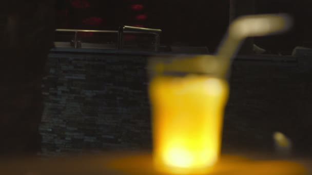 Coctail de glace en gros plan. Alcool de rhum et jus de mangue . — Video