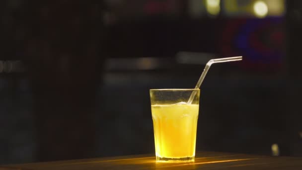 Ijs coctail close-up. Rum alcohol en mango sap. — Stockvideo