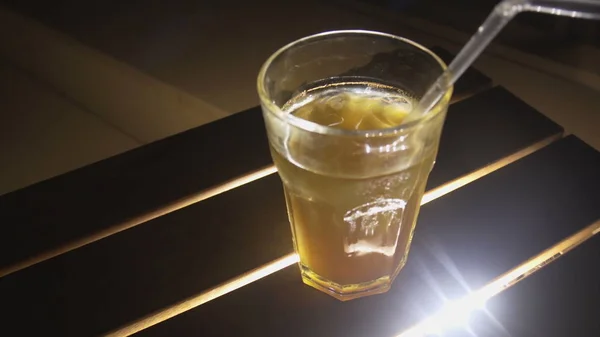 Buz kokteyl portre. ROM alkol ve mango suyu.