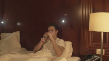 Evde suyu içme yakışıklı genç