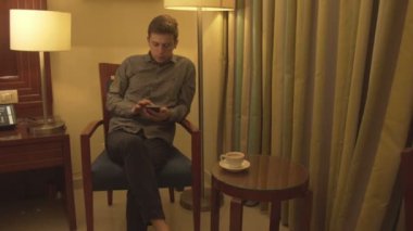 Tipik haber telefon tutarak rahat genç adam