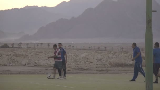 Sharm El Sheikh, Egyiptom - március 4: Felnőttek focizni a sivatagban repülőtér közelében, a hegyekben. — Stock videók