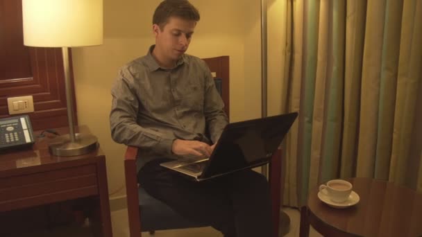 Člověk pomocí přenosného počítače v domácí interiér. — Stock video