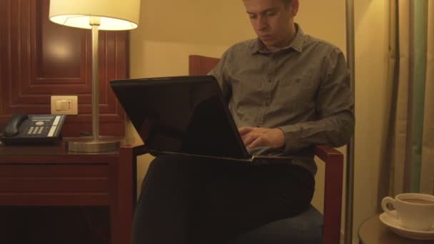 Mann benutzt Laptop im Hausinneren. — Stockvideo