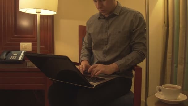 Homem digitando texto usando laptop no interior da casa . — Vídeo de Stock