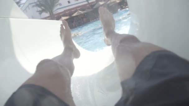 Deslizamiento hacia abajo en el tobogán acuático en aquapark . — Vídeo de stock