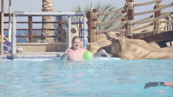 Padre e hijo jugando waterpolo en piscina — Vídeos de Stock