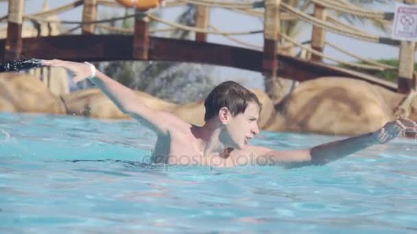 Père et fils jouant au water-polo dans la piscine — Video