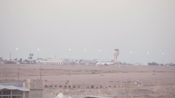 Sharm el Sheikh, Ägypten - 6. März: Flugzeuge des internationalen Flughafens Sharm el Sheikh — Stockvideo