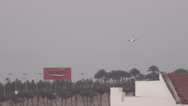 Sharm El Sheikh, Egypte - maart 6:Airplanes landing op de internationale luchthaven van Sharm-El-Sheikh — Stockvideo