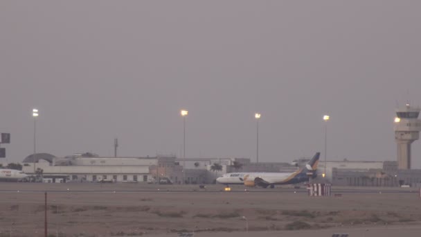 SHARM EL SHEIKH, EGITO - MARÇO 6: Aviões do Aeroporto Internacional de Sharm-El Sheikh — Vídeo de Stock