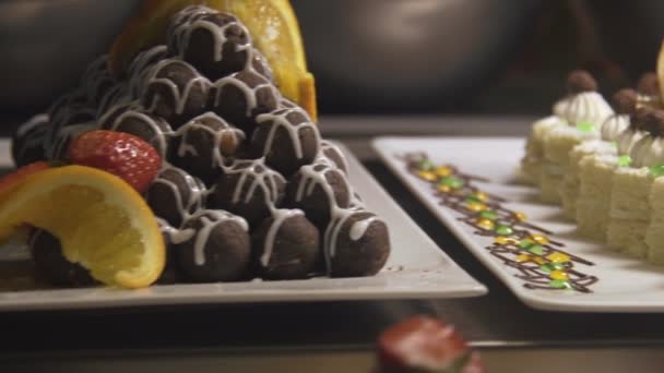 Γλυκά νόστιμα νόστιμο πιάτο κινηματογράφηση σε πρώτο πλάνο — Αρχείο Βίντεο