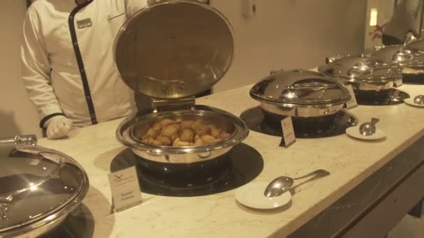 Sharm El Sheikh, Egypte - 6 maart: Geroosterde aardappelen op tafel — Stockvideo