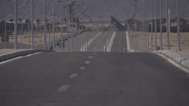 Einsame Straße in der Nähe der Wüstenberge — Stockvideo