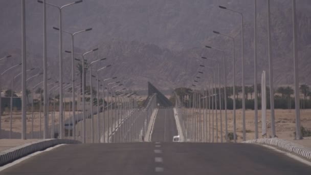 Strada solitaria vicino alle montagne del deserto — Video Stock