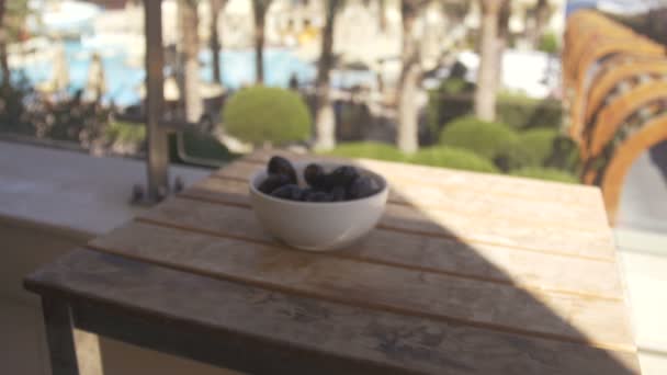 Чернослив на деревянном столе — стоковое видео