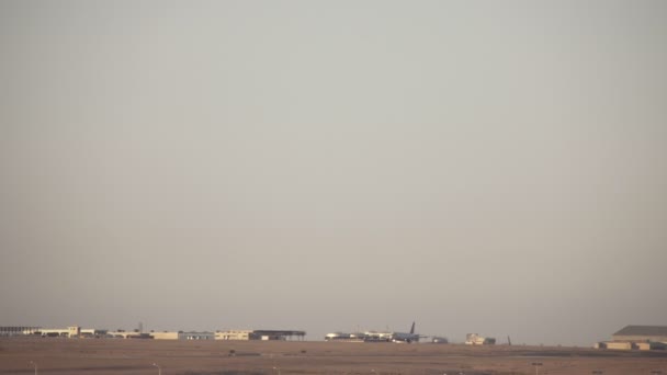 Flugzeuge starten am Flughafen Sharm-el-Sheikh — Stockvideo