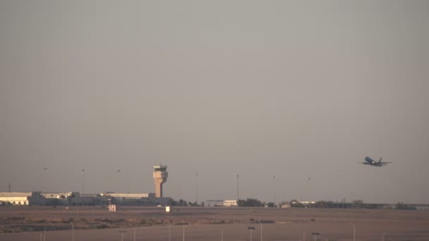 Szarm El-Szejk, Egipt - marca 7:Airplanes startu na lotnisku — Wideo stockowe