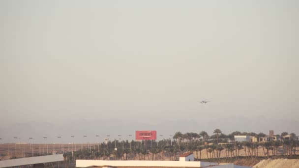 Sharm El Sheikh, Egypt - Březen 7:Airplanes přistání na mezinárodním letišti — Stock video