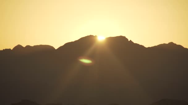 Zonsondergang woestijn-bergen — Stockvideo