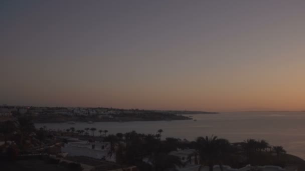 初升的太阳，大海和沙漠翻山越岭 — 图库视频影像