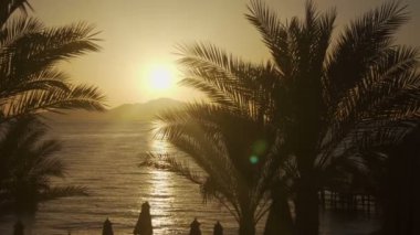 Avuç içi deniz ve çöl Dağların üzerinden sayesinde yükselen güneş