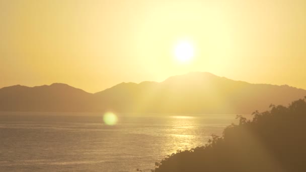 Opkomende zon over de zee en de woestijn bergen — Stockvideo