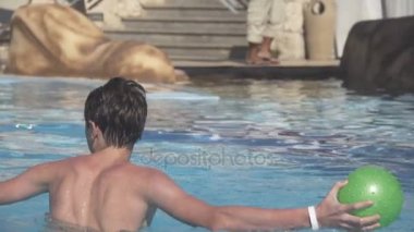 Baba ve oğul Sutopu yüzme havuzunda oynayan