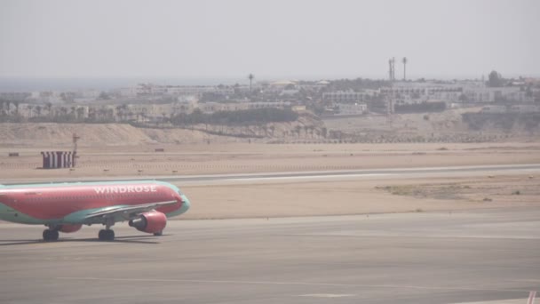 SHARM EL SHEIKH, EGYPT - MARCH 8: Airplanes of International Airport — стоковое видео